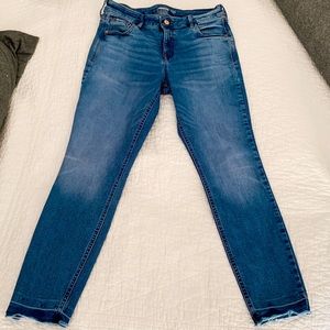 Old Navy Rockstar Crop size 6